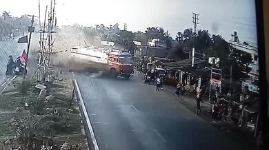 Vozidlo po nárazu do semaforu skončilo v obchodě