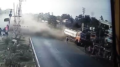 Vozidlo po nárazu do semaforu skončilo v obchodě