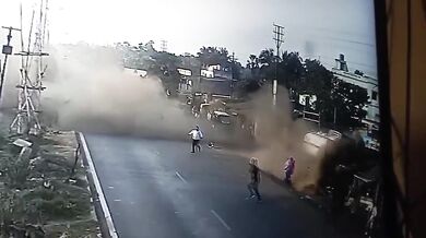 Vozidlo po nárazu do semaforu skončilo v obchodě