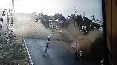 Vozidlo po nárazu do semaforu skončilo v obchodě