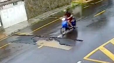 Motocyklista po pádu do neoznačeného výkopu bojuje o život