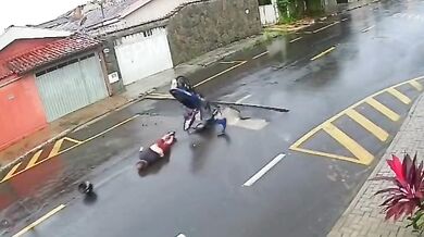 Motocyklista po pádu do neoznačeného výkopu bojuje o život