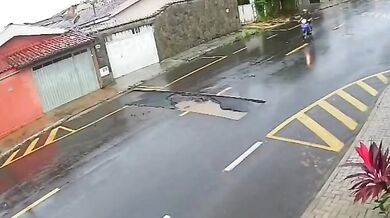 Motocyklista po pádu do neoznačeného výkopu bojuje o život