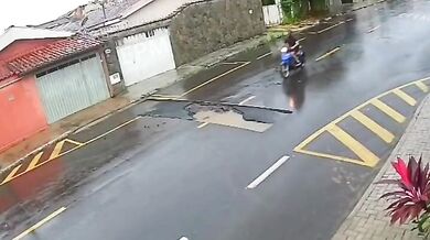 Motocyklista po pádu do neoznačeného výkopu bojuje o život