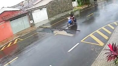 Motocyklista po pádu do neoznačeného výkopu bojuje o život