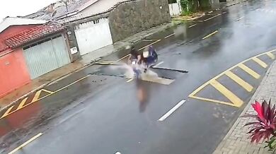 Motocyklista po pádu do neoznačeného výkopu bojuje o život