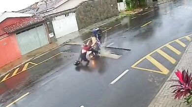 Motocyklista po pádu do neoznačeného výkopu bojuje o život