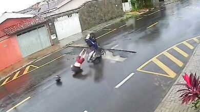 Motocyklista po pádu do neoznačeného výkopu bojuje o život