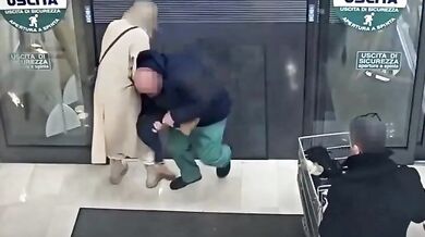 Pokus o únos dítěte v Bergamu skončil vážným zraněním a zatčením útočníka