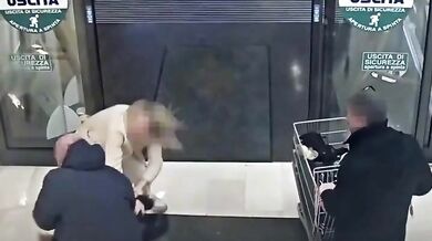 Pokus o únos dítěte v Bergamu skončil vážným zraněním a zatčením útočníka
