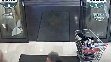 Pokus o únos dítěte v Bergamu skončil vážným zraněním a zatčením útočníka