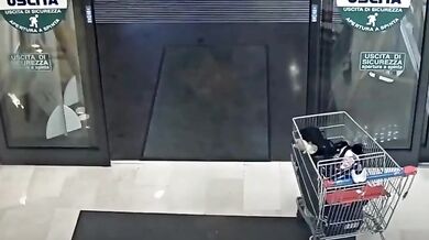 Pokus o únos dítěte v Bergamu skončil vážným zraněním a zatčením útočníka