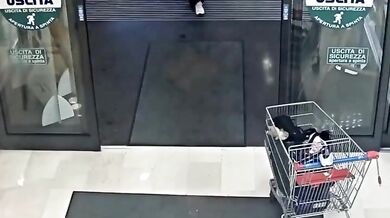 Pokus o únos dítěte v Bergamu skončil vážným zraněním a zatčením útočníka