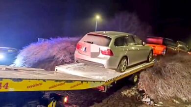 Pickup s vlekem skončil uvázlý uprostřed kruhového objezdu