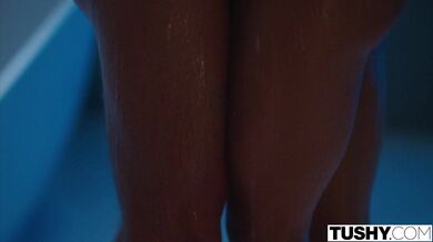 TUSHY - Drobounká Alexis, milující anál, svádí přítele své nejlepší kamarádky