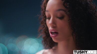 TUSHY - Drobounká Alexis, milující anál, svádí přítele své nejlepší kamarádky