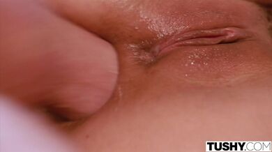 TUSHY - Drobounká Alexis, milující anál, svádí přítele své nejlepší kamarádky