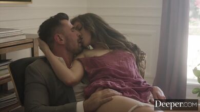 Nemravná mladá kočka flirtuje s otcem své nejlepší kamarádky