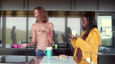 Nahé dámy v mezirasové akci