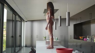 Nahé dámy v mezirasové akci