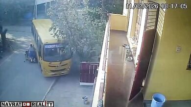 Školní autobus usmrtil dvě malé děti
