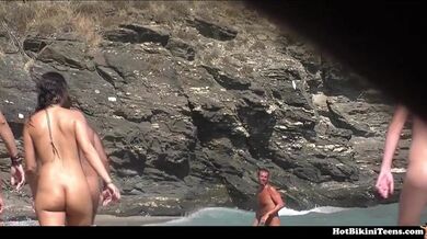 Žhavé MILFky s velkým zadkem ukazují své kundičky a prsa na nudistické pláži