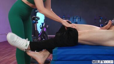 Sierra Spunk vyměnila kardio za pořádně tvrdou šichtu, při které jí svalnatý instruktor drsně vyvrtal vnitřek až k totálnímu vyčerpání.