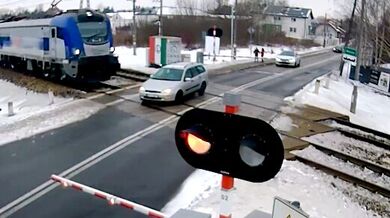 V Polsku byly evakuovány stovky cestujících poté, co dva vlaky narazily do auta uvízlého na přejezdu