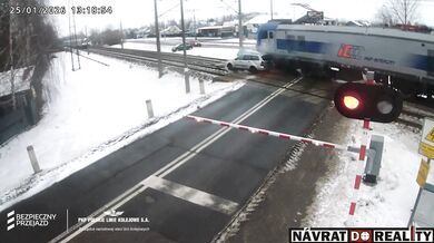 V Polsku byly evakuovány stovky cestujících poté, co dva vlaky narazily do auta uvízlého na přejezdu