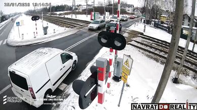 V Polsku byly evakuovány stovky cestujících poté, co dva vlaky narazily do auta uvízlého na přejezdu