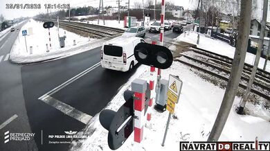 V Polsku byly evakuovány stovky cestujících poté, co dva vlaky narazily do auta uvízlého na přejezdu