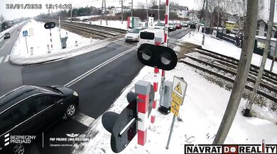 V Polsku byly evakuovány stovky cestujících poté, co dva vlaky narazily do auta uvízlého na přejezdu