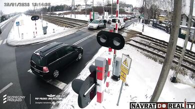 V Polsku byly evakuovány stovky cestujících poté, co dva vlaky narazily do auta uvízlého na přejezdu