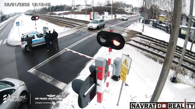 V Polsku byly evakuovány stovky cestujících poté, co dva vlaky narazily do auta uvízlého na přejezdu