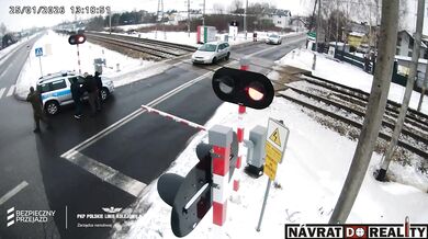 V Polsku byly evakuovány stovky cestujících poté, co dva vlaky narazily do auta uvízlého na přejezdu