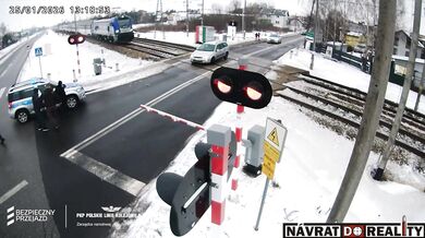 V Polsku byly evakuovány stovky cestujících poté, co dva vlaky narazily do auta uvízlého na přejezdu