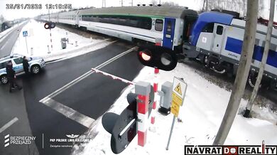 V Polsku byly evakuovány stovky cestujících poté, co dva vlaky narazily do auta uvízlého na přejezdu