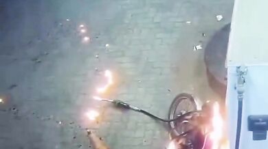 V Raipuru způsobil mladík požár na čerpací stanici zapálením zapalovače u nádrže motocyklu