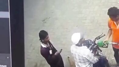 V Raipuru způsobil mladík požár na čerpací stanici zapálením zapalovače u nádrže motocyklu