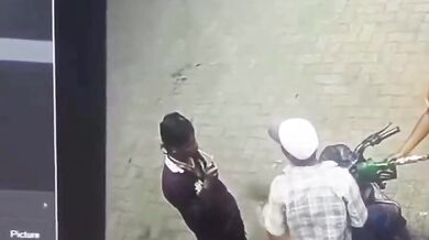 V Raipuru způsobil mladík požár na čerpací stanici zapálením zapalovače u nádrže motocyklu