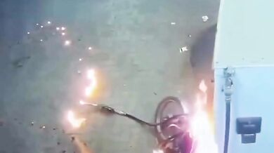 V Raipuru způsobil mladík požár na čerpací stanici zapálením zapalovače u nádrže motocyklu