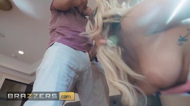 Sexy Kayley Gunner si užívá dvojité mrdání od manžela Micka a čističe oken Adonise