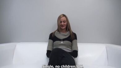 Štíhlá plachá amatérka Michaela si trochu pohraje