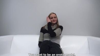 Štíhlá plachá amatérka Michaela si trochu pohraje