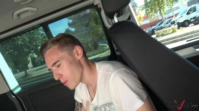 Krásná mladá prsatá blondýnka ošukaná v Takevan