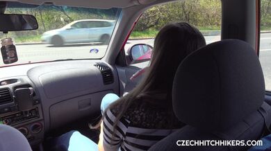 Sexy stopař šuká venku náhodného chlapa