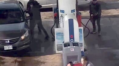 Členové kartelu v Mexiku obsadili čerpací stanici a zapálí ji!