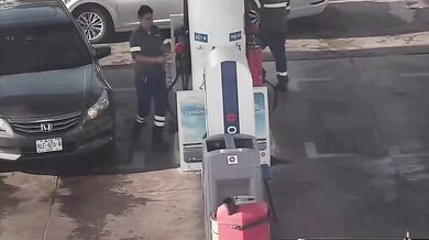 Členové kartelu v Mexiku obsadili čerpací stanici a zapálí ji!