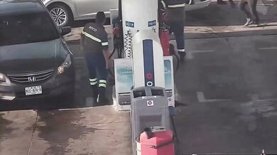 Členové kartelu v Mexiku obsadili čerpací stanici a zapálí ji!