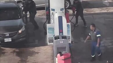 Členové kartelu v Mexiku obsadili čerpací stanici a zapálí ji!